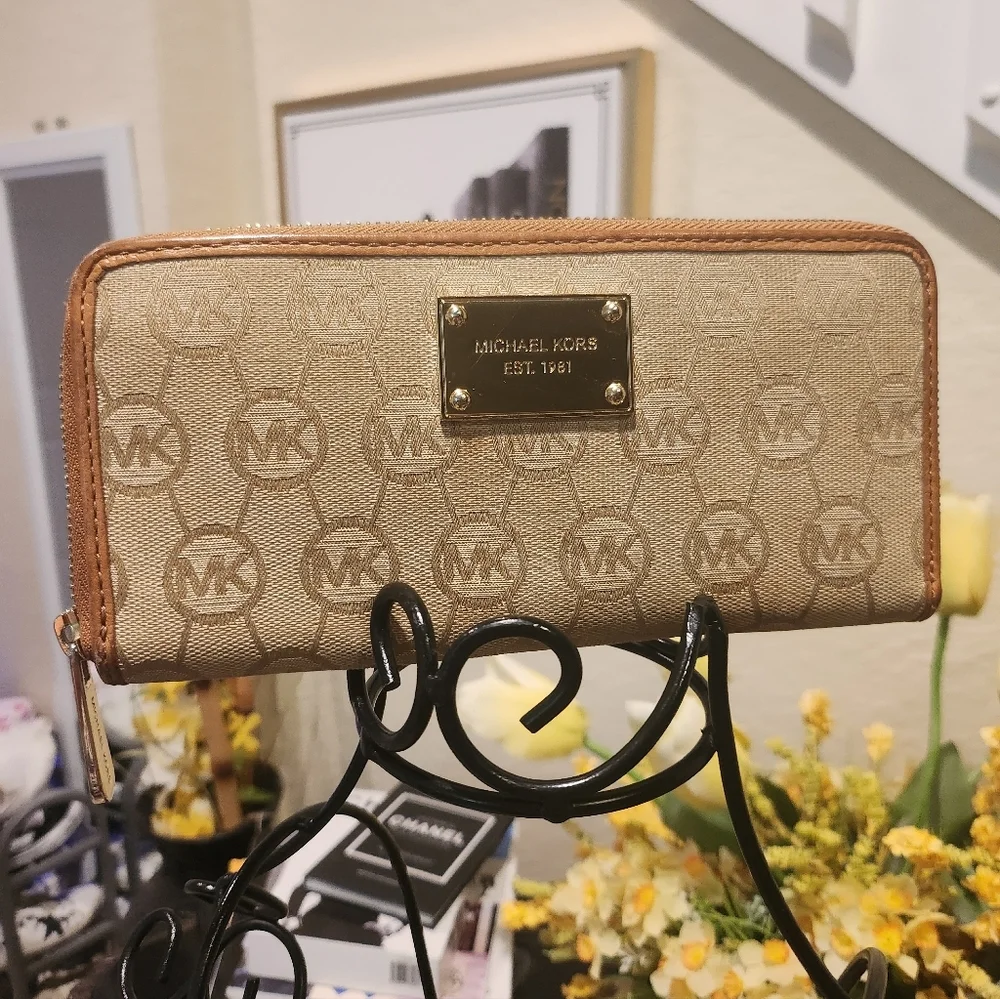 Michael Kors Jet Set Travel Large Logo Continental Wallet